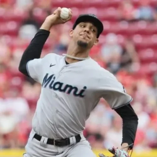 Eury Pérez mejora con los consejos de Sandy Alcántara en los Marlins