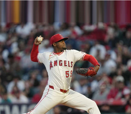 Lanzador dominicano José Soriano encabeza nominación para Pitcher del Mes en Liga Americana
