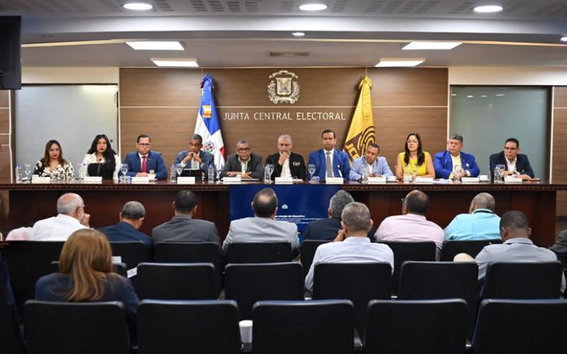 JCE presenta avances en cedulación nacional y exterior en reunión con partidos políticos