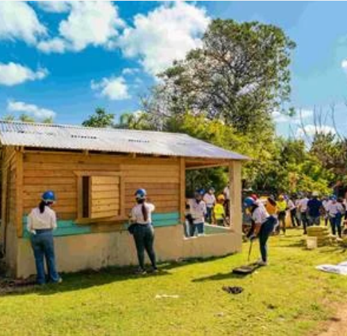Voluntariado corporativo renueva viviendas e instalación deportiva en comunidad de San Cristóbal