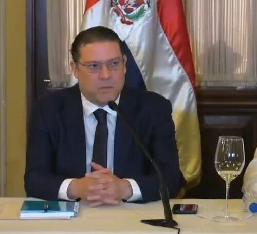 Gobierno aumenta subsidios y acuerda mesa con transportistas