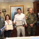 Collado y mandos militares visitan portaaviones USS Nimitz en RD