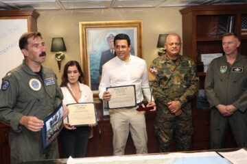 Collado y mandos militares visitan portaaviones USS Nimitz en RD