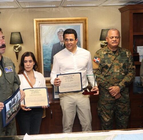 Collado y mandos militares visitan portaaviones USS Nimitz en RD