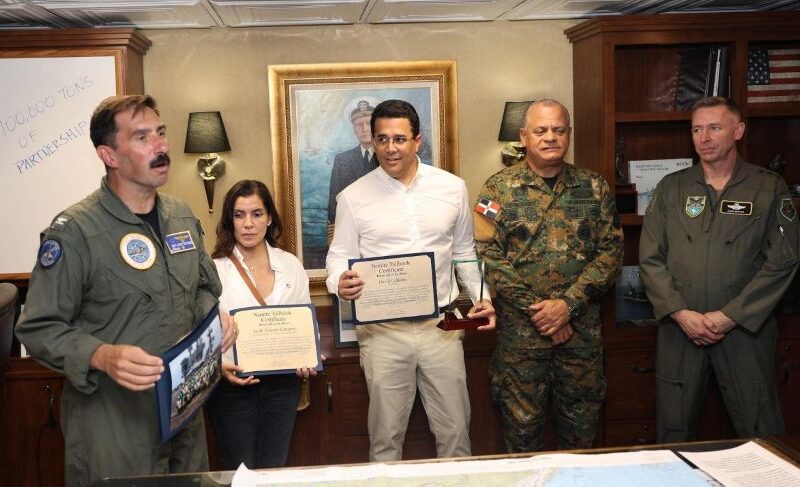 Collado y mandos militares visitan portaaviones USS Nimitz en RD
