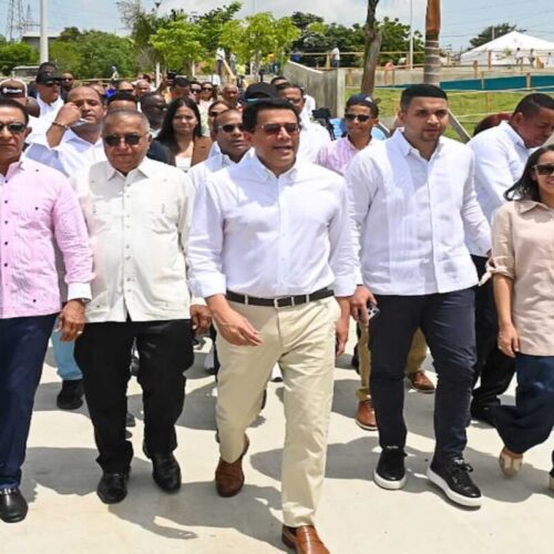 David Collado supervisa avance de parque urbano en Haina