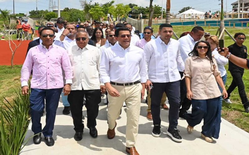 David Collado supervisa avance de parque urbano en Haina