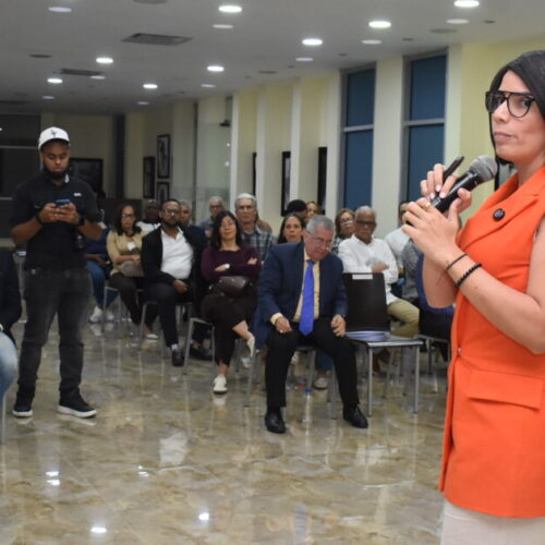 Escritores deben gestionar su obra para aprovechar economía naranja