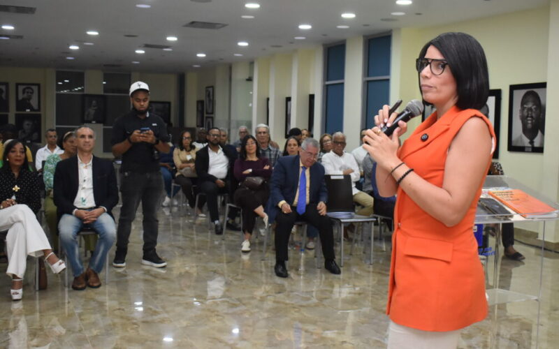 Escritores deben gestionar su obra para aprovechar economía naranja