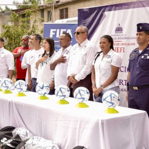 INEFI y FDF refuerzan fútbol escolar en La Vega con entrega de balones