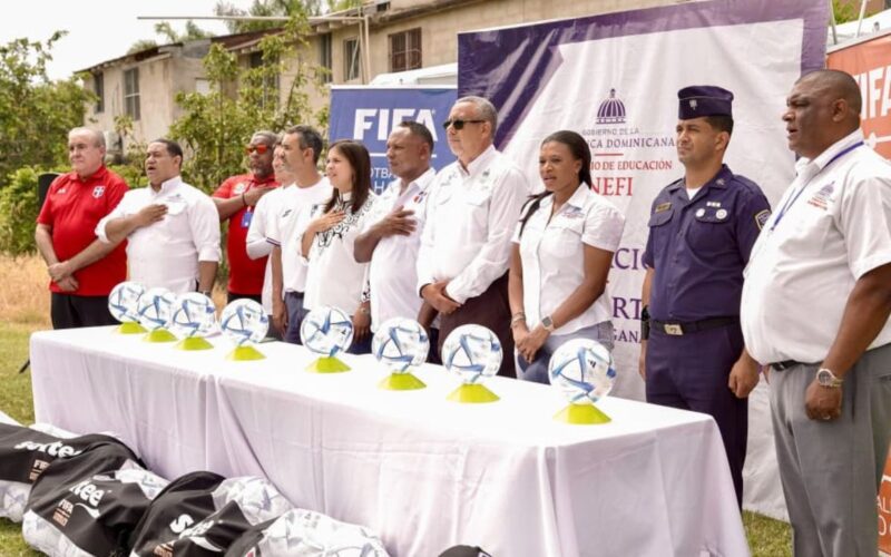 INEFI y FDF refuerzan fútbol escolar en La Vega con entrega de balones