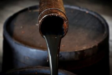 Petróleo cae 4% y bolsas asiáticas suben tras acuerdo Irán-EEUU