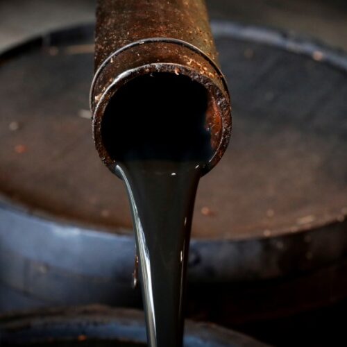 Petróleo cae 4% y bolsas asiáticas suben tras acuerdo Irán-EEUU