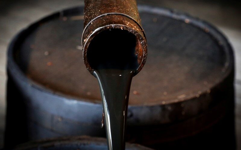 Petróleo cae 4% y bolsas asiáticas suben tras acuerdo Irán-EEUU