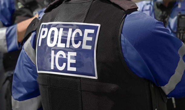 Juez prohíbe arrestos de ICE en tribunales migratorios de NY