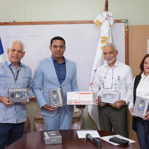 Energía y Minas entrega equipos a UASD para control del dengue