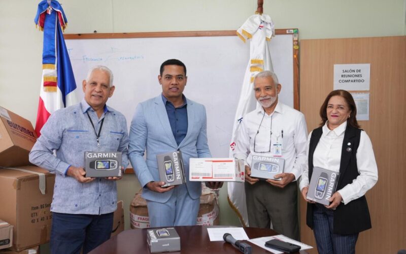 Energía y Minas entrega equipos a UASD para control del dengue