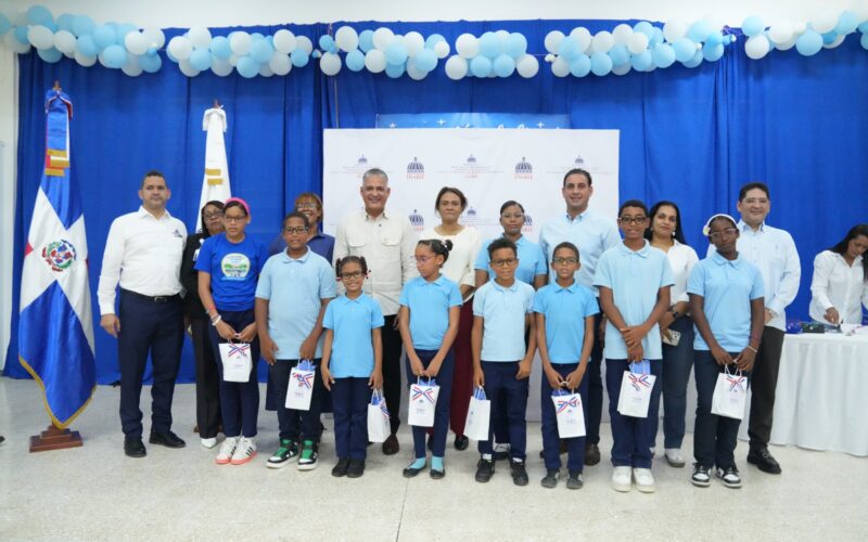 INABIE entrega 81 lentes a estudiantes de Samaná para salud visual