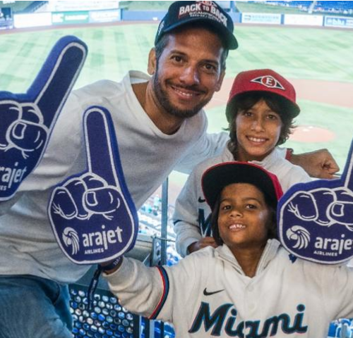 Arajet regala viaje a padre dominicano y sus hijos para ver a los Marlins en Miami