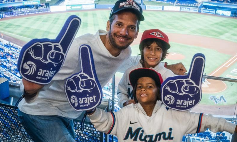 Arajet regala viaje a padre dominicano y sus hijos para ver a los Marlins en Miami