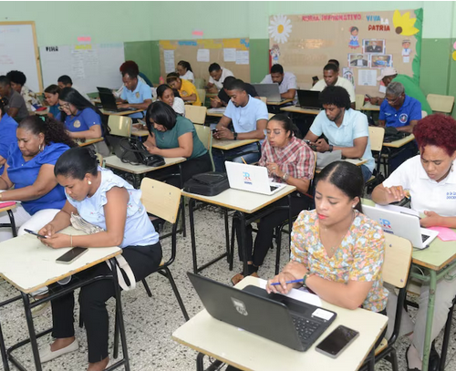 Gobierno capacitará a más de 40 mil maestros con programas enfocados en tecnología y alfabetización