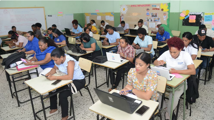 Gobierno capacitará a más de 40 mil maestros con programas enfocados en tecnología y alfabetización