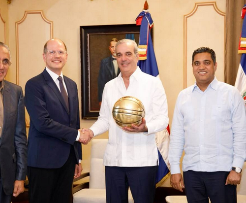 Mandatario dominicano sostiene encuentro con directivos de la FIBA en Palacio Nacional