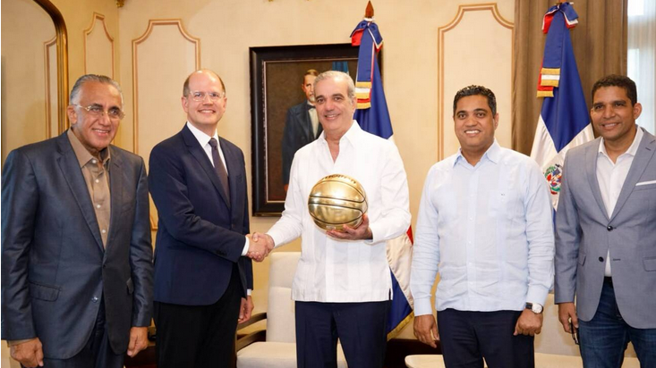 Mandatario dominicano sostiene encuentro con directivos de la FIBA en Palacio Nacional