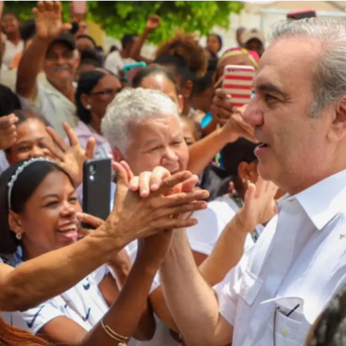 Luis Abinader arranca fin de semana con inauguraciones, títulos de propiedad y homenaje a padres dominicanos