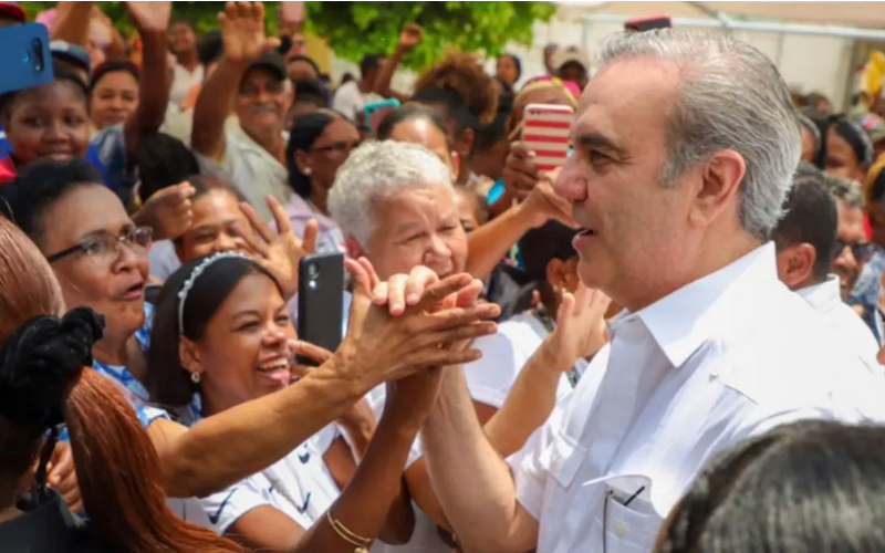 Luis Abinader arranca fin de semana con inauguraciones, títulos de propiedad y homenaje a padres dominicanos