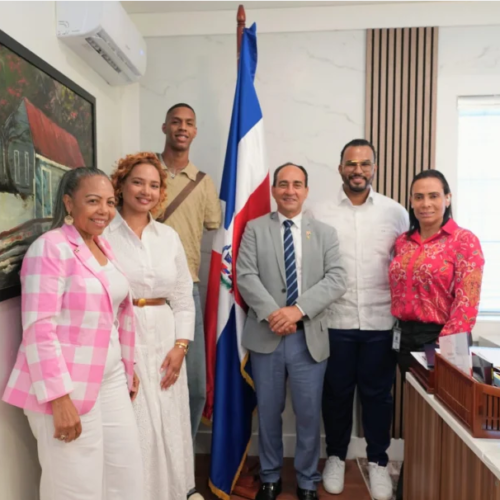 Consulado en Miami reconoce al baloncestista Hansel Enmanuel como ejemplo de superación