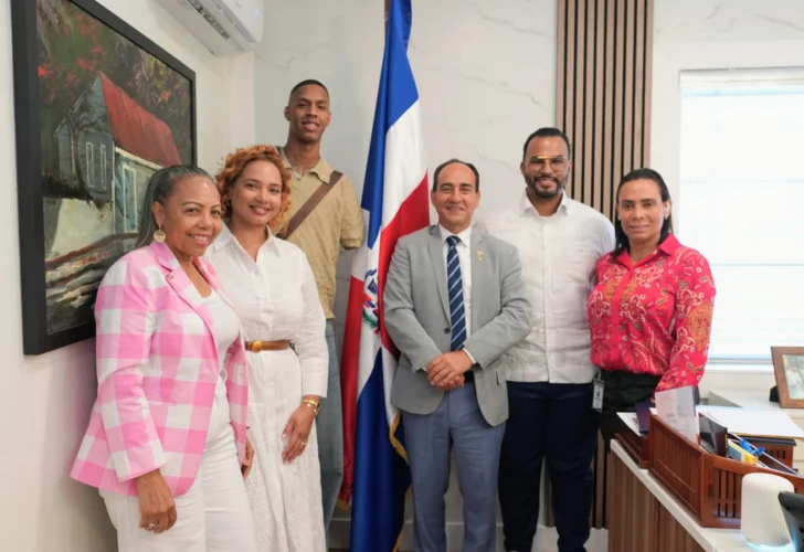 Consulado en Miami reconoce al baloncestista Hansel Enmanuel como ejemplo de superación