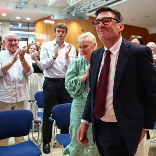 Andy Burnham: el político británico que rompe con el aislamiento de la élite política