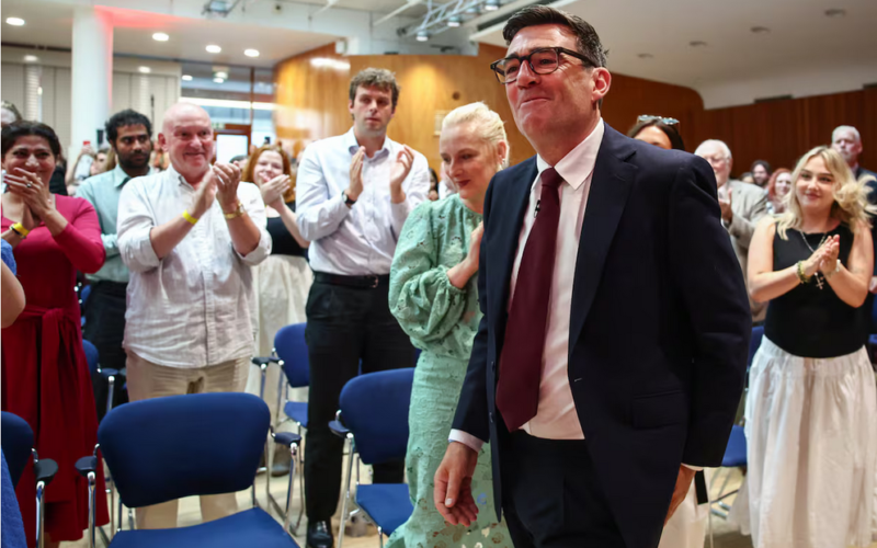 Andy Burnham: el político británico que rompe con el aislamiento de la élite política