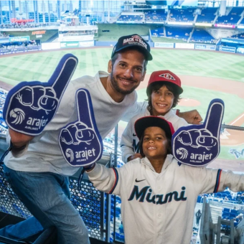 Arajet regala a padre dominicano viaje a Miami para ver juego de los Marlins por el Día del Padre 2026