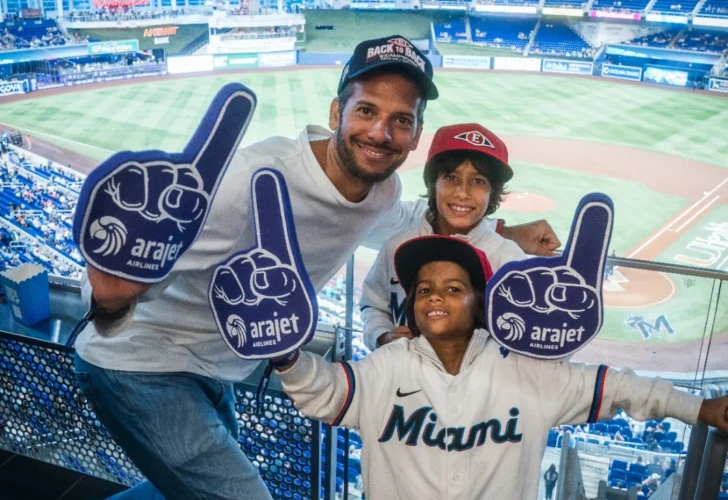 Arajet regala a padre dominicano viaje a Miami para ver juego de los Marlins por el Día del Padre 2026