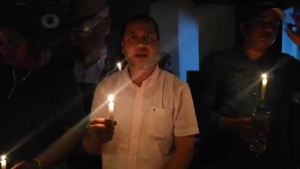 Con velas encendidas, Falpo y familiares claman justicia por adolescente muerto en San Francisco de Macorís
