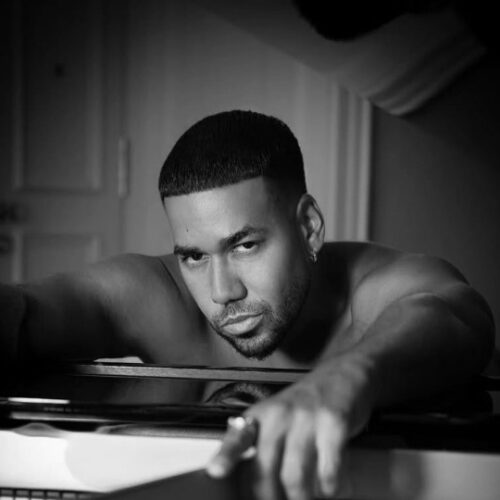 Romeo Santos presume su faceta más divertida y sensual al cumplir 45 años