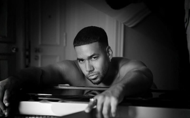 Romeo Santos presume su faceta más divertida y sensual al cumplir 45 años