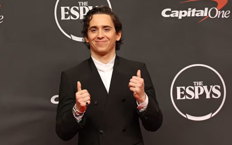 Marcello Hernández abre los premios ESPYS al ritmo de Juan Luis Guerra y con golpes cómicos a Jake y Tiger Woods