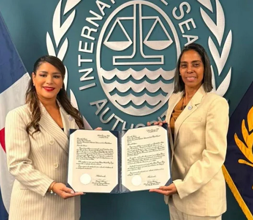 Diplomática dominicana asume cargo ante organismo internacional que regula los fondos marinos desde Jamaica