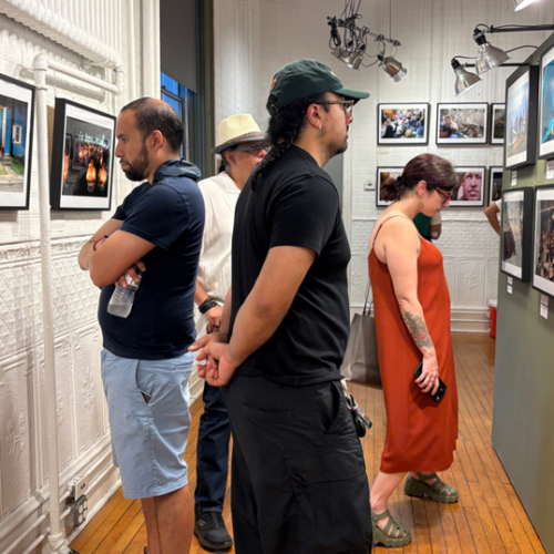Fotógrafos de diez países latinoamericanos exponen en El Bronx historias de migración y resistencia comunitaria