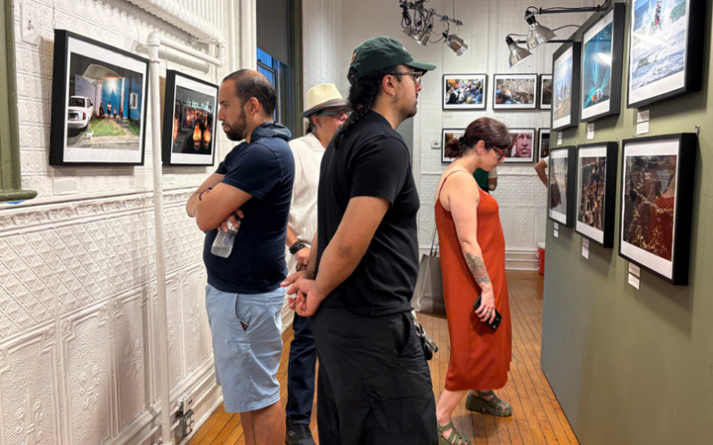 Fotógrafos de diez países latinoamericanos exponen en El Bronx historias de migración y resistencia comunitaria