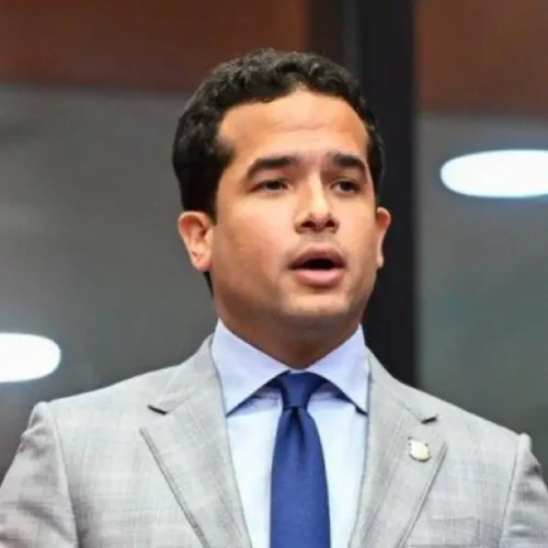 Senador Omar Fernández aboga por castigos más duros contra el tráfico ilegal de personas