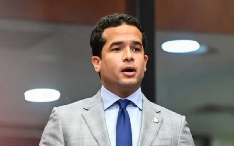 Senador Omar Fernández aboga por castigos más duros contra el tráfico ilegal de personas