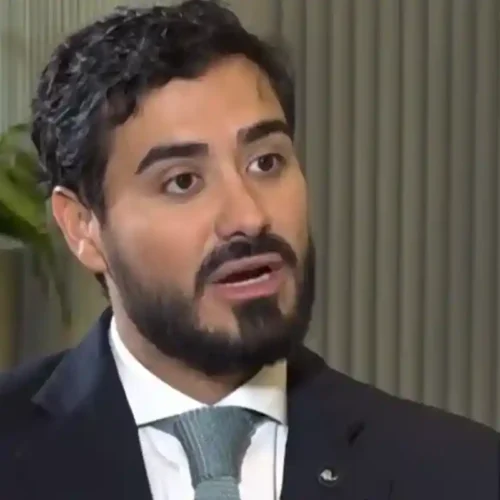 Eurodiputado español Alvise Pérez critica gestión migratoria de Sánchez durante visita a República Dominicana