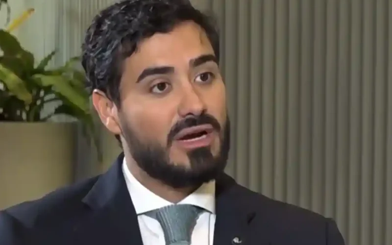 Eurodiputado español Alvise Pérez critica gestión migratoria de Sánchez durante visita a República Dominicana