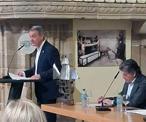 La Sociedad Ovetense de Festejos recibe la 'Carabela' 2026 en la asamblea de la FICA