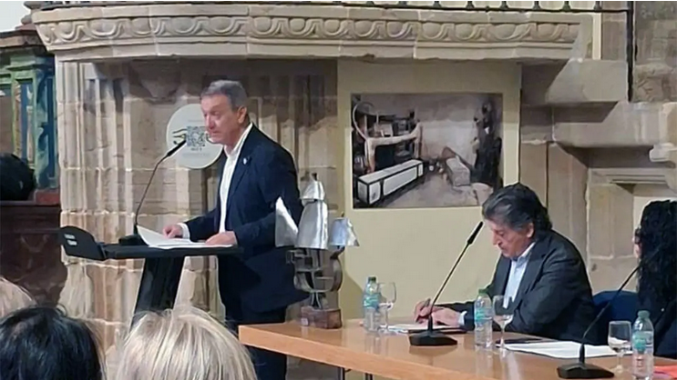 La Sociedad Ovetense de Festejos recibe la 'Carabela' 2026 en la asamblea de la FICA