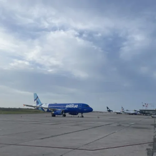 JAC anticipa posible alza temporal en tarifas aéreas tras salida de aerolíneas y ajustes en rutas hacia RD